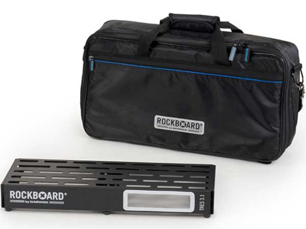 RockBoard PEDALBOARD 軽量で頑丈、フレキシブルにペダルをマウントできる RockBoardペダルボード・シリーズが生まれ変わりました。 冷間圧延アルミニウムシートを折り曲げてフレームを成形するという独創的な手法により、 ボードの厚みは均一で継ぎ目がなく、表面は滑らかでフラットに仕上がります。 ボードの穴を通しボード下にケーブルを簡単に隠すことができ、 すっきりとしたセットアップが可能です。 さらに、電源装置もボードの下に取り付けるか、 オプションのRockBoard The Trayを使用して取り付けることができます。 Duo 2.1を除くすべてのモデルは、RockBoard MOD Patchbaysと互換性があります。 お問い合わせフリーダイヤル:0120-37-9630　
