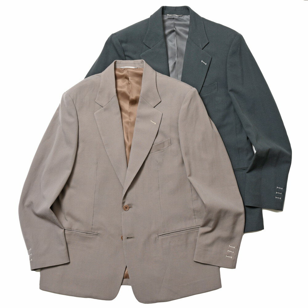 ■返品交換について ■店頭受取について ※モニターにより、色の見え方が実際の商品と異なることがございます。 ※商品は他店舗での販売もしておりますのでタイムラグにより在庫数のずれが 生じる場合がございます。在庫ありの表示でも品切れの場合がございますので、 あらかじめご了承頂きますようお願いいたします。 ※メーカー希望小売価格はメーカー商品タグに基づいて掲載しています。『クリエイティブなムードが堪らないジャケットです。』 毎シーズン多種多様なデザインで僕達を魅了してくれるmando（マンド）ですが、その中でもやはり『定番』として外せないものがあります。そうです、ジャケットです。 少し前はポリエステルなどの化繊を使用したよりラフでカジュアルな印象のタイプが多かったのですが、ここ最近はウールを使用した提案が増えてきています。 ゴージ位置を低く設定し、ウエストの絞りも殆ど入れず、袖釦をオミットする事で力を抜いて気軽に袖を通せる仕上がりに。更に特筆したいのが『色合い』でして、少しばかり褪せたようなニュアンスカラーがクリエイティブな雰囲気を作り出してるというのも魅力の一つ。 この一着があれば大人の男性に必要とされる上品さをキープしつつ、生真面目にならないジャケットスタイルを手に入れる事が出来ます。 2B腰玉縁、センターベント、ラペル幅9.5cm、袖釦無しです。 (画像のスタッフは182cm、76kgで2(M)サイズを着用しています。) STAFF Voice ファッションを感じさせるジャケットですよね。袖を通すと安心感よりも高揚感が先に来るタイプかなと。カジュアルジャケットも本当に様々ですが、意外とこういった提案のものって珍しいのかもしれません。 ここ最近はなんとなくブルゾンばっかり着ていたので、そろそろジャケットを着たい、それならやっぱりmandoだな！そんな気分にさせてくれる一着です。 スタッフ　泉 決してビジネス的な感覚ではなく、普段着としてジャケットを着たいと思わせてくれるところがデザイナーズブランドの真骨頂であり、腕の見せ所なわけですが、mandoはそれが群を抜いて上手いですね。 カチッとしたジャケットも、もっとラフでカジュアルなジャケットも作ることが出来ますが、ワークテイストがありつつもドレスの香りを感じさせる生地を用い、仕立ても非常にモダン。 若い方も、様々なジャケットを着てきて“いろは”がわかっている大人の方にもおすすめです。 スタッフ　西出 サイズ 着丈 肩幅 袖丈 胸囲 ウエスト 1(S) 73 46 61 106 104 2(M) 74 47 62 109 107 ※単位はcmです。　詳しいサイズはコチラ 商品番号 17022400037 展開レーベル balcone di guji モデル 22393-002 販売価格 &yen;65,000 ＋ tax シーズン 秋 / 冬 素材 表生地：ウール100％ 裏生地：キュプラ100％ 生産国 日本 付属品 無し 【修理希望のお客様へ】 修理希望のお客様はコチラのページより、 希望の修理方法を一緒にカートに入れてご注文ください。 ※修理が必要な場合のみご注文ください。ご注文が無ければ未修理にて発送致します。 ブランド mando/マンド 1997年に高巣満導氏によって立ち上げられたmando（マンド）は、氏の22年に及ぶアパレル企業時代に培われたテーラード技術を生かした洋服作りで定評があります。 確かな技術をもって作りこまれるディティールに凝った洋服は、類まれで奥の深いものに仕上がっています。 洋服を知ったオトナにむける、おススメブランドです。 このブランドの商品をもっとみる