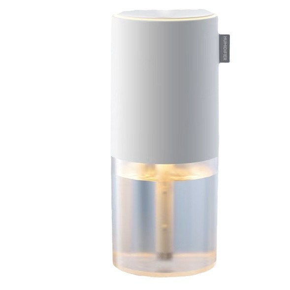 【仕様】給電方式：内蔵 1200mAh 充電式バッテリー、USB 充電容量:500ml機能：2 段階噴霧、水切れ自動停止保護素材：プラスチック使用場所：寝室、オフィス、車内、旅行携帯1200mAh バッテリー搭載の充電式ポータブル加湿器です。500ml 大容量タンクで長時間連続使用が可能。2 種類の噴霧モードを搭載し、お好みのミスト量に調整できます。水がなくなると自動停止する安全設計。コンパクトなデザインで持ち運びしやすく、寝室やデスク、車内、お出かけ先でもご利用いただけます。充電式なのでコンセントのない場所でも使用可能。秋冬の室内乾燥対策におすすめです。