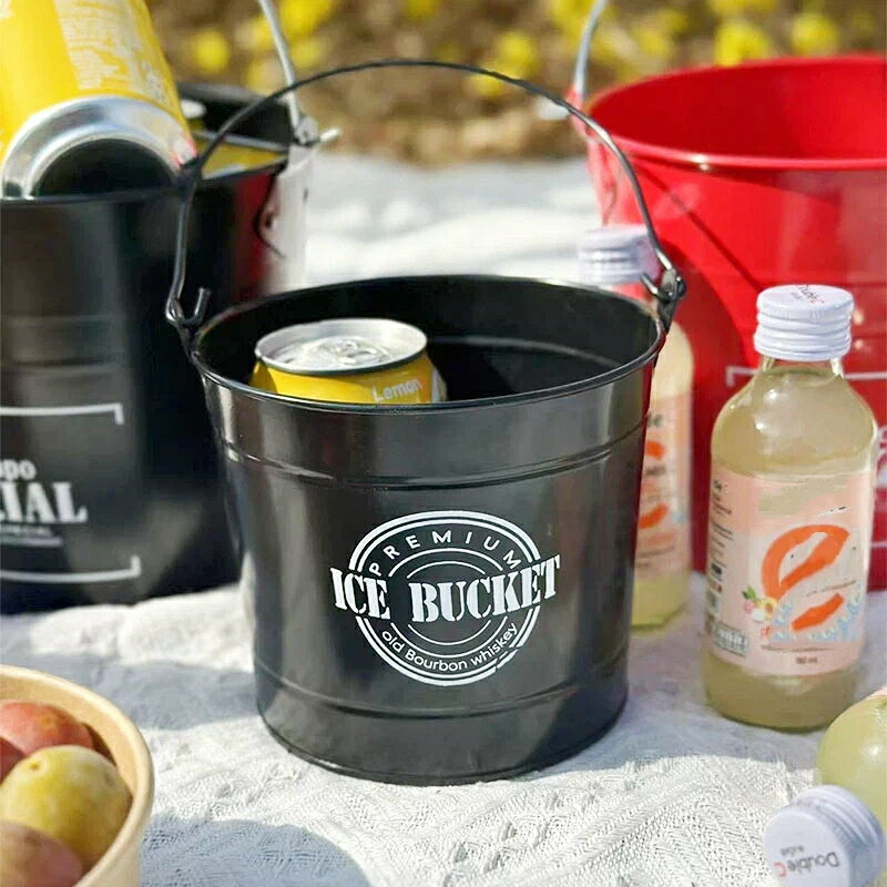 パーティーや宅飲み、カラオケ、飲食店で大活躍するクリアタイプのアイスバケットです。持ち手が付いているので移動が簡単で、氷を入れてビールワインシャンパンなどの飲み物を手軽に冷やせます。中身が見えるデザインでテーブルを華やかに演出。家庭での集まりはもちろん、各種イベントや業務用としてもお使いいただけます。手入れがしやすく、繰り返しご利用可能です。こんなシーンにおすすめお家での宅飲み、ホームパーティーカラオケ、居酒屋、バーなどの業務用歓送迎会、誕生日パーティー、各種イベント