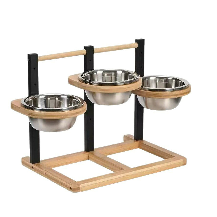 3 つのお皿がセットになった犬用食器です。ご飯お水おやつを別々に入れられ、複数のワンちゃんを飼っているご家庭にも大変便利です。土台がしっかりしており、食事中にずれにくく安定感があります。お皿は取り外して水洗いができ、いつでも清潔に保てます。犬用 トリプルフードボウル 3個皿セット ペット食器 餌入れ 水入れ おやつ皿 多頭飼い 滑り止め 安定 お手入れ簡単 犬用品