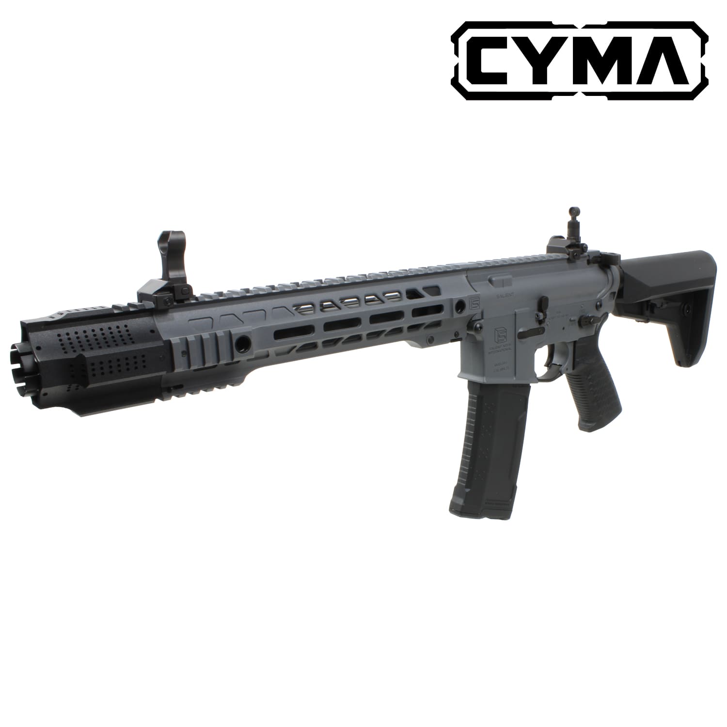 EMG / Salient Arms International（SAI）公認の「SAI GRY 10インチ SBR」電動ガンになります。 実銃カスタムメーカー「Salient Arms International」からの正式ライセンスを受け、細部に至るまで妥協なく再現されたタクティカルAR-15カスタムモデル 最大の特徴であるマズル先端には、SAI独自の特許取得デバイス「JailBrake（ジェイルブレイク）」マズルデバイスを標準装備 専用ハンドガード先端へツールレスで素早く着脱が可能なQDギミックを搭載しており、シチュエーションに応じたシルエット変更が楽しめます。 レシーバーにはSAIのリアルな深彫り刻印が施されており、洗練されたアーバングレーのカラーリングが実戦的かつスタイリッシュな外観を演出 【商品詳細】 ・メーカー：EMG/CYMA（Salient Arms International 正式ライセンス） ・材質：ポリマー樹脂 ・全長：約750〜835mm ・重量：約2,800g ・付属マガジン装弾数：200発 スプリング給弾式 ・セレクター：セーフ / セミ / フルオート ・Hop-Up：可変 ※こちらの製品は海外製エアガン本体です。パッケージに破損やスレ、汚れ等がある場合がございます。 ※検査により開封や試射・動作確認に伴う作動痕がある場合がございます。