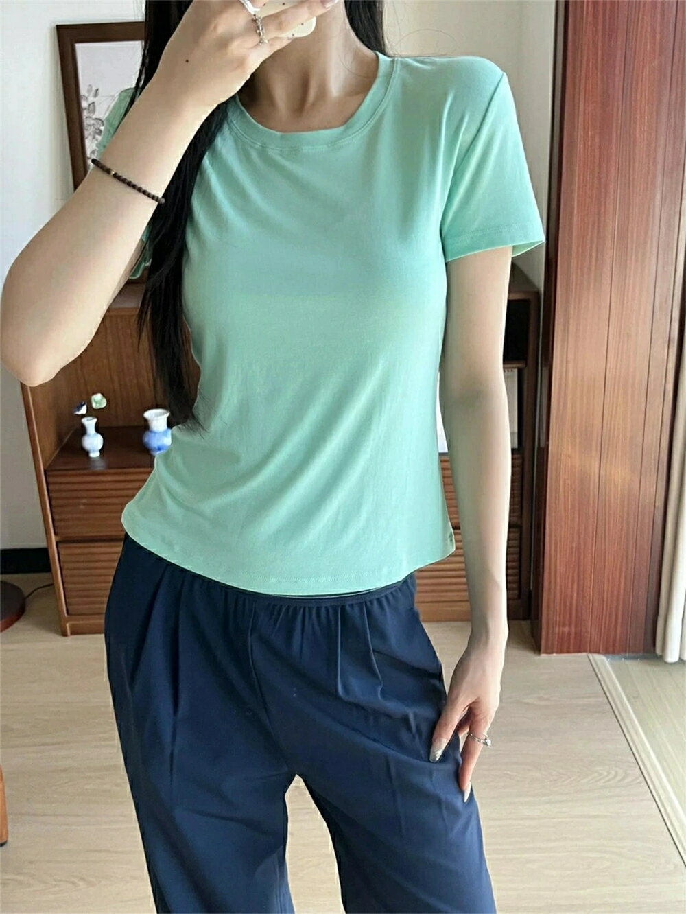 Rakuten - 【 SALE10%OFF】★ ALO Yoga ★半袖 tシャツ レディース Tシャツ レディース カットソー 大人 透け防止機能 半袖 コットン 綿 無地 ボーダー スーツ インナー 白 Uネック シームレス シンプル オフィス リクルート ユニフォーム 制服
