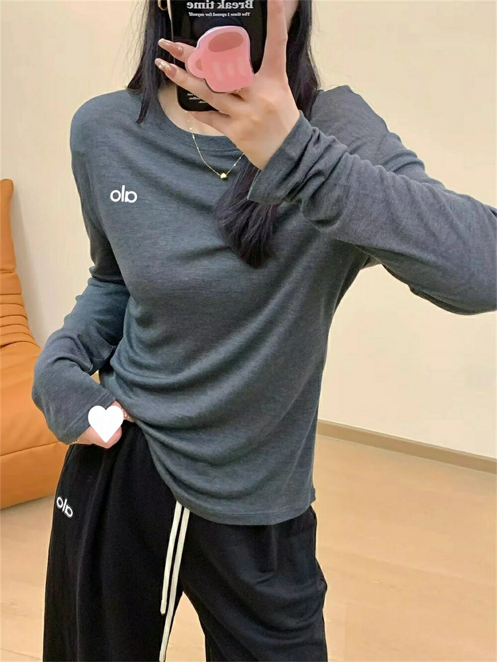 Rakuten - 【 SALE10%OFF】★ ALO Yoga ★ 長袖 tシャツ レディース 綿混 カジュアル vネック uネック 日よけ 長袖tシャツ おしゃれ シンプル 無地 きれいめ トップス 肌着 重ね着 インナー 新作 服 夏