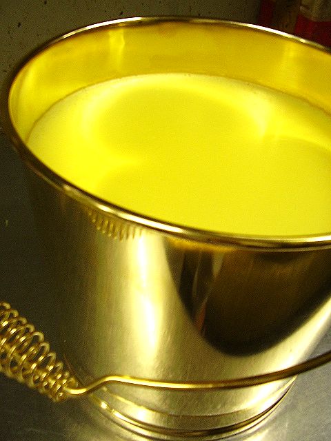 烏骨鶏卵の黄金の バケツプリン　9リットル（金メッキのバケツ・金箔・直径42.5cmの青磁のお皿付き！）