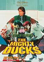 詳しい納期他、ご注文時はお支払・送料・返品のページをご確認ください発売日2006/7/26D2 マイティ・ダック 飛べないアヒル2 ジャンル 洋画ファミリー 監督 サム・ワイスマン 出演 エミリオ・エステベスマイケル・タッカーヤン・ロービッシュキャスリン・アーブ弱小の少年アイスホッケー・チームのコーチをするハメになった若い弁護士の姿を描いたスポーツドラマ「飛べないアヒル」の続編。出演はエミリオ・エステベス、マイケル・タッカーほか。おちこぼれアイスホッケー・チーム「ダックス」を奇跡のリーグ優勝に導き、自らも”人間失格”から立ち直った元コーチのゴードン・ボンベイが、故郷のミネアポリスに帰ってきた。プレイヤーとしてマイナー・リーグに復活し、メジャー入りを目指したものの栄光の目前で再起不能の重傷。傷心の帰郷となった。しかし、そんなゴードンを暖かく迎えた、元「ダックス」のキャプテンや仲間たちは、落ち込むゴードンにコーチ復帰を進める。ロスで行われる世界ジュニア大会のチームUSAのコーチに空きがあるというのだ。チームUSAのスポンサーからも”奇跡を呼ぶ男”の復活を強く促され、飽くなき栄光を求めるゴードンの心に再び火がつくのだった！「ダックス」に新メンバーを加えてロスへ乗り込むゴードンは再び飛び立つことができるのだろうか？封入特典ピクチャーディスク 種別 DVD JAN 4959241943040 収録時間 107分 画面サイズ ビスタ カラー カラー 組枚数 1 製作年 1994 製作国 アメリカ 字幕 日本語 英語 音声 英語DD（5.1ch）日本語DD（ステレオ） 販売元 ウォルト・ディズニー・ジャパン登録日2005/08/02