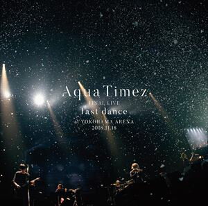 AQUA TIMEZ FINAL LIVE LAST DANCE詳しい納期他、ご注文時はお支払・送料・返品のページをご確認ください発売日2019/3/27Aqua Timez / Aqua Timez FINAL LIVE last danceAQUA TIMEZ FINAL LIVE LAST DANCE ジャンル 邦楽J-POP 関連キーワード Aqua Timez太志、OKP-STAR、大介、mayuko、TASSHIの5人組で活動するロックバンド”Aqua Timez（アクアタイムズ）”。2003年に結成され、インディーズデビューミニアルバムの収録曲「等身大のラブソング」が注目されデビュー前から話題をあつめ、2006年ミニアルバム「「七色の落書き」」でメジャーデビューを果たす。以降も、「決意の朝に」をはじめ「千の夜をこえて」「虹」など数多くのヒット曲を生み出し人気を博すも2018年で解散を発表。本作は、2018年11月18日に横浜アリーナ開催された解散前最後のライブ『last dance』の模様を収録。14年間にわたるキャリアの中で生まれたヒット曲をはじめ全25曲を完全収録。同時発売DVDはESBL-2558／同時発売Blu-rayはESXL-168封入特典オールカラーフォトブックレット／プレイパス（初回生産分のみ特典）収録曲目11.Overture(2:15)2.上昇気流(4:34)3.MASK(5:00)4.ALONES(4:35)5.Velonica(5:28)6.生きて(8:44)7.つぼみ(5:09)8.千の夜をこえて(4:59)9.歩み(4:10)10.LOST PARADE(6:43)11.カルペ・ディエム(6:36)21.等身大のラブソング(6:19)2.ヒナユメ(4:41)3.小さな掌(6:24)4.星の見えない夜〜一瞬の塵〜きらきら （メドレー）(7:16)5.Fly Fish(4:26)6.自転車(4:18)7.because you are you(5:58)8.last dance(4:20)9.銀河鉄道の夜(7:30)31.しおり(4:49)2.真夜中のオーケストラ(5:50)3.over and over(5:22)4.決意の朝に(5:51)5.手紙返信(6:11)6.虹(6:46)関連商品Aqua Timez CD 種別 CD JAN 4547366396058 収録時間 144分25秒 組枚数 3 製作年 2019 販売元 ソニー・ミュージックソリューションズ登録日2019/01/30