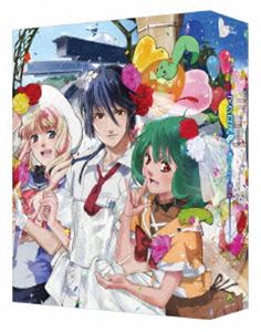 マクロスフロンティアブルーレイボックス詳しい納期他、ご注文時はお支払・送料・返品のページをご確認ください発売日2023/3/24関連キーワード：アニメーション ブルーレイ BDマクロスF Blu-ray Box（特装限定版）マクロスフロンティアブルーレイボックス ジャンル アニメロボットアニメ 監督 菊地康仁 出演 中村悠一遠藤綾中島愛神谷浩史福山潤西暦2059年。超長距離移民船団マクロス・フロンティアに来艦したシェリル・ノームのコンサートに急ぐランカ・リーは、早乙女アルトと出会う。そんな中、突如フロンティアは未知なる敵、未知の宇宙生物と遭遇!強力な攻撃能力により、次々とダメージを受ける新統合軍部隊…。ランカの兄オズマ率いる特殊軍事部隊S.M.SのVF-25部隊が出動する。はたして、宇宙生物の目的は？そしてマクロス・フロンティアの運命は…！？本作は、『マクロス』シリーズ40周年、「マクロスF」15周年を記念した「マクロスF」TVシリーズ全25話収録のBlu-ray Box。本編約600分に加え、約70分の特典映像も収録。封入特典特製ブックレット／キャラクターデザイン＜江端里沙＞描き下ろし収納ケース／特典ディスク【Blu-ray】特典映像既発売Blu-ray、DVD、Blu-ray Boxのオーディオコメンタリーを再収録特典ディスク内容『マクロスF』15年目の真実 〜そういえばアレ・おぼえていますか?スペシャル〜／私たちの歌を聴けー!!!『マクロスF』TVシリーズ楽曲大解剖スペシャル／シェリル・ノーム＆ランカ・リー 歌マクロス ステージ アーカイブ（19曲収録）／Blu-ray Box CM集 ほか関連商品マクロス関連商品2008年日本のテレビアニメマクロス関連作サテライト制作作品マクロスF（フロンティア）関連作一覧はこちら 種別 Blu-ray JAN 4934569368102 収録時間 664分 カラー カラー 組枚数 5 製作年 2008 製作国 日本 音声 リニアPCM（ステレオ） 販売元 バンダイナムコフィルムワークス登録日2022/09/29