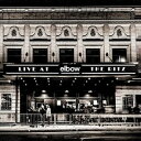 LIVE AT THE RITZ - AN ACOUSTIC PERFORMANCE詳しい納期他、ご注文時はお支払・送料・返品のページをご確認ください発売日2020/4/17ELBOW / LIVE AT THE RITZ - AN ACOUSTIC PERFORMANCEエルボウ / ライヴ・アット・ザ・リッツ-アン・アコースティック・パフォーマンス ジャンル 洋楽ロック 関連キーワード エルボウELBOW英マンチェスター出身のモンスター・バンド、エルボーのアコースティック・ライヴ・アルバム!2019年10月15日英マンチェスター／リッツで収録。収録内容1. Putting’ on the Ritz2. Empires3. Magnificent （She Says）4. Salome Maloney5. Newborn6. Great Expectations （Intro）7. Great Expectations8. A Choice of Three Drinks9. Seven Veils10. Scattered Black and Whites11. Weigh 種別 CD 【輸入盤】 JAN 0602508692178登録日2020/03/26