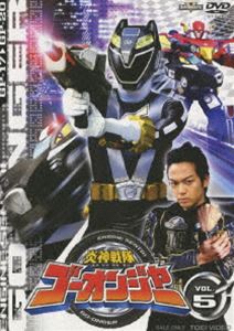 詳しい納期他、ご注文時はお支払・送料・返品のページをご確認ください発売日2008/12/5炎神戦隊ゴーオンジャー Vol.5 ジャンル アニメ戦隊シリーズ 監督 諸田敏中澤祥次郎 出演 古原靖久片岡信和逢沢りな碓井将大海老澤健次「炎神戦隊ゴーオンジャー」はテレビ朝日系で放送のドラマ「スーパー戦隊シリーズ」の第32作目。意思を持ち、言葉を話す、地球にやってきた乗り物型の機械生命体「炎神」とともに、地球を汚れた世界に変えようとする「蛮機族ガイアーク」に戦いを挑む正義の味方を描いていく。「炎神」が住む異世界・マシンワールドでは、汚れた世界に変えようとする機械生命体、蛮機族ガイアークが猛威を振るっていた。ガイアークと戦い、炎神たちが勝利を果たしたものの、ガイアークたちは地球へと逃亡してしまった。地球を汚していくガイアークの前に、炎神戦隊ゴーオンジャーが立ちはだかる・・・。収録内容第17話「正義ノツバサ」〜20話「兄妹バトル！？」封入特典炎神免許証／炎神ハイブリッドカード(以上2点、初回生産分のみ特典)／ピクチャーレーベル特典映像ゴーオンギャラリー／炎神ガレージ／ガイアーク図鑑／PR集／ノンスーパーOP＆ED／ゴーオンピットイン-碓井将大-／NEXTラップ関連商品スーパー戦隊シリーズ炎神戦隊ゴーオンジャー 種別 DVD JAN 4988101139316 収録時間 99分 カラー カラー 組枚数 1 製作国 日本 音声 （ステレオ） 販売元 東映ビデオ登録日2008/08/07