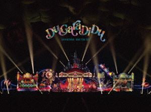 セカイノオワリ ドゥガラディドゥ詳しい納期他、ご注文時はお支払・送料・返品のページをご確認ください発売日2023/1/25関連キーワード：SEKAINOOWARI coupon202502 セカオワ 世界の終わり ドームツアー2022 ドームツアー 2022 東京ドーム live ライブ ライブBlu-ray ライブBD ライブブルーレイ ブルーレイ 世界の終わり せかいのおわり せかおわSEKAI NO OWARI／Du Gara Di Du（通常盤）ドゥガラディドゥ ジャンル 音楽Jポップ 監督 出演 SEKAI NO OWARINakajin、Fukase、Saori、DJ LOVEからなる4人組バンド”SEKAI NO OWARI（せかいのおわり）”。2006年に結成され、手作りしたライヴハウス『club EARTH』を中心に活動をはじめ、2010年「幻の命」でインディーズデビューを果たし、世界観溢れるポップセンスとキャッチーなリズムにFukaseの引き込まれる歌声に徐々に知名度をあつめ2011年メジャーデビューを果たす。以降も幅広い世代から圧倒的な支持をあつめ日本を代表するグループへと確立させる。本作は、ライブ映像作品。全国4都市・全5公演の開催となったドームツアーから、バンド史上初となった東京ドーム公演のLive映像を余すことなく詰め込んだ内容となっている。通常盤収録内容RPG／ファンタジー／RAIN／Witch／天使と悪魔／Like a scent／深い森／虹色の戦争／周波数／silent／不死鳥／umbrella／炎の戦士／illusion／Eve／ラフレシア／スターゲイザー／スターライトパレード／Habit／Dragon Night／Finale of Du Gara Di Du封入特典三方背ケース／通常盤スペシャル・フォトブック特典映像メンバーのオーディオコメンタリー関連商品SEKAI NO OWARI映像作品 種別 Blu-ray JAN 4988031549360 収録時間 118分 画面サイズ シネマスコープ カラー カラー 組枚数 1 製作国 日本 音声 リニアPCM（ステレオ） 販売元 ユニバーサル ミュージック登録日2022/12/09