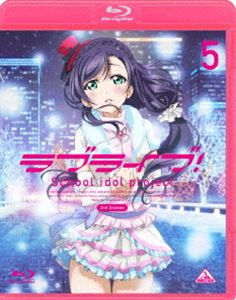 詳しい納期他、ご注文時はお支払・送料・返品のページをご確認ください発売日2014/10/29ラブライブ! 2nd Season 5 ジャンル アニメテレビアニメ 監督 京極尚彦 出演 新田恵海南條愛乃内田彩三森すずこ飯田里穂Pile楠田亜衣奈久保ユリカ秋葉原と神田と神保町という3つの街のはざまにある伝統校、音ノ木坂学院は、入学者の激減により統廃合の危機に瀕していた。そんな母校を守るため、9人の女の子によるスクールアイドルグループ「μ’s（ミューズ）」が立ち上がった。“アイ活”によって叶える物語。少女たちの夢は実を結ぶのか…。第8〜9話収録。封入特典特製ライナーノート「国立音ノ木坂学院ちび通信」／キャラクターデザイン・アニメーションディレクター西田亜沙子描き下ろしパッケージ特典映像＃8ノンテロップエンディング／ノンテロップ版＃9関連商品読売テレビMANPAサンライズ制作作品2014年日本のテレビアニメアニメラブライブ!シリーズ2013プロジェクトラブライブ 種別 Blu-ray JAN 4934569358363 収録時間 47分 カラー カラー 組枚数 1 製作年 2014 製作国 日本 字幕 英語 音声 日本語リニアPCM（ステレオ） 販売元 バンダイナムコフィルムワークス登録日2014/04/08