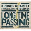 クロノスクァルテット ロング タイム パッシング ピート シーガーヲタタエテ詳しい納期他、ご注文時はお支払・送料・返品のページをご確認ください発売日2020/10/11クロノス・クァルテット＆フレンズ / ロング・タイム・パッシング：ピート・シーガーを讃えてロング タイム パッシング ピート シーガーヲタタエテ ジャンル 洋楽フォーク/カントリー 関連キーワード クロノス・クァルテット＆フレンズクロノス・クァルテットが＜プロテスト・ソングの父＞ことピート・シーガーに敬意を表し、6名のヴォーカル・ゲストと共にシーガーの名曲の数々の再構築に挑戦。室内楽からカントリーに至るまでの幅広いジャンルを行き来するクロノス・クァルテットのイマジネイティヴな演奏と、リー・ライトを筆頭とした実力派SSWたちの歌声が往年の名曲に新たな息吹を吹き込んでいます。「勝利を我等に」他、全15　曲を収録。（2020年作）　（C）RS2020年作品※こちらの商品はインディーズ盤のため、在庫確認にお時間を頂く場合がございます。封入特典解説付収録曲目11.ウィッチ・サイド・アー・ユー・オン?(2:22)2.ザ・プレジデント・サング・アメイジング・グレイス(3:58)3.ラガパティ・ラーガヴ・ラジャ・ラム(3:40)4.腰まで泥まみれ(3:23)5.ハラマ・ヴァレー （ライヴ・イン・バルセロナ）(3:19)6.ガーベッジ(3:09)7.ストーリーテラー(16:29)8.ンブーベ（ウィモウェ／ライオンは寝ている）(2:43)9.天使のハンマー(2:07)10.花はどこへ行った(4:05)11.ステップ・バイ・ステップ(3:02)12.アンダハレオ （ライヴ・イン・バルセロナ）(2:38)13.ワインよりも甘いキス(3:12)14.ターン!ターン!ターン(3:58)15.勝利を我等に(5:10) 種別 CD JAN 4589605035526 収録時間 63分21秒 組枚数 1 製作年 2020 販売元 メタ カンパニー登録日2020/10/02