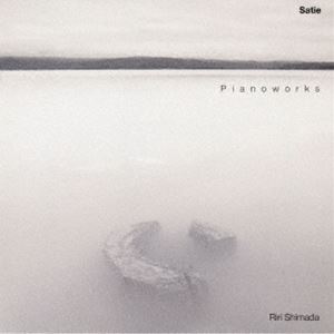 シマダリリ サティ ピアノサクヒンシュウ詳しい納期他、ご注文時はお支払・送料・返品のページをご確認ください発売日2025/7/23関連キーワード：アルバム島田璃里（p） / サティ：ピアノ作品集（Blu-specCD2）サティ ピアノサクヒンシュウ ジャンル クラシック器楽曲 関連キーワード 島田璃里（p）エリック・サティは1866年生まれ1925年7月1日に亡くなったフランスの作曲家、ピアニスト。20世紀初期のフランス音楽界において、大きな影響を及ぼしたとともに、第二次大戦後前衛作曲家たちに改めて評価され、現代音楽界にも影響を与えた。反アカデミズム、反ロマン主義を貫く純粋な音楽精神の持ち主。日本におけるサティ演奏の第一人者、島田璃里による『サティ・ファンタジー　第1集〜第3集』からのベスト盤。オリジナルは2002年にグローバルでリリースされたもので日本初発売。BSCD2の高音質でのリリース。　（C）RS輸出不可／Blu-specCD2／録音：1987年 福島／オリジナル発売日：2002年収録曲目11.3つのジムノペディ ジムノペディ第1番(3:21)2.3つのジムノペディ ジムノペディ第2番(2:42)3.3つのジムノペディ ジムノペディ第3番(2:39)4.3つのグノシエンヌ グノシエンヌ 第1番(3:48)5.3つのグノシエンヌ グノシエンヌ 第2番(2:14)6.3つのグノシエンヌ グノシェンヌ 第3番(2:31)7.グノシエンヌ 第4番(3:35)8.グノシエンヌ 第5番(3:10)9.グノシエンヌ 第6番(1:45)10.星たちの息子 （全3曲） I.第1幕への前奏曲「天職」(4:22)11.星たちの息子 （全3曲） II.第2幕への前奏曲「秘法伝授」(3:10)12.星たちの息子 （全3曲） III.第3幕への前奏曲「呪文」(4:03)13.バラ十字教団の鐘 （全3曲） I.教団の歌(4:06)14.バラ十字教団の鐘 （全3曲） II.導師の歌(4:43)15.バラ十字教団の鐘 （全3曲） III.大修道士の歌(2:55)16.バラ十字教団の最初の思想(1:18)17.ナザレ人の第1前奏曲(5:23)18.ナザレ人の第2前奏曲(3:55)19.ヴェクサシオン(12:10) 種別 CD JAN 4547366752595 収録時間 71分59秒 組枚数 1 製作年 2025 販売元 ソニー・ミュージックソリューションズ登録日2025/05/23