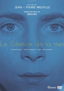 詳しい納期他、ご注文時はお支払・送料・返品のページをご確認ください発売日2018/3/30海の沈黙 ジャン＝ピエール・メルヴィル HDマスター ジャンル 洋画ドラマ全般 監督 ジャン＝ピエール・メルヴィル 出演 ハワード・ヴェルノンニコル・ステファーヌジャン＝マリ・ロバン第2次大戦下に現れた抵抗小説の代表作として知られるヴェルコールの『海の沈黙』を映像化。第2次大戦中、ナチス・ドイツの占領下にあったフランスの小さな町。叔父と姪がふたり、つつましく暮らす1軒の家に、ドイツ軍の将校が寄宿することになった。ドイツの理想とフランスへの思いを毎夜のように語る将校。それに対してただ沈黙で応える祖父と孫。やがて将校の思いは、ナチスの容赦ない侵攻によって裏切られていく…。封入特典リーフレット特典映像予告編映像関連商品フランスの名作映画 種別 DVD JAN 4933672251646 収録時間 87分 画面サイズ スタンダード カラー モノクロ 組枚数 1 製作年 1947 製作国 フランス 字幕 日本語 音声 仏語（モノラル） 販売元 アイ・ヴィ・シー登録日2018/01/08