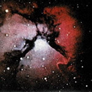 キングクリムゾン アイランズ エスエイチエム シーディーレガシー コレクション1980詳しい納期他、ご注文時はお支払・送料・返品のページをご確認ください発売日2023/6/7関連キーワード：King Crimson KingCrimson キングクリムゾンキング・クリムゾン / アイランズ SHM-CDレガシー・コレクション1980（SHM-CD）アイランズ エスエイチエム シーディーレガシー コレクション1980 ジャンル 洋楽ロック 関連キーワード キング・クリムゾン前作から残ったメンバーはメル・コリンズのみ、ドラムにイアン・ウォーラス、ヴォーカルで参加したボズ・バレルがベースを担当する形で再始動した第1期クリムゾンによる最終作。フリップとピート・シンフィールドの確執も顕在化し不穏なムードの中で制作された作品ながら、前作『リザード』で提示した硬質な美しさを磨き上げた究極のバラード「アイランズ」、『太陽と戦慄』以降のクリムゾンに通じる豪快なジャズ・ロックを聴かせる「船乗りの話」、不穏なムードの中展開される戦慄の心理劇を描いた「レターズ」、初期楽曲の中でも異質な屈折したポップ・ソング「レディース・オブ・ザ・ロード」など記憶に残る楽曲を収録した作品。オリジナル・クリムゾン以来久々にツアーを行うことで楽曲をまとめ上げていった作品でスタジオ作業で構築していった前作とは作風が大きく異なり、クリムゾンの全スタジオ作の中でもユニークな個性が光る作品。　（C）RSSHM-CD／ボーナストラック収録／オリジナル発売日：1971年封入特典新規解説付収録曲目11.フォーメンテラ・レディ2.船乗りの話3.ザ・レターズ4.レディース・ザ・ロード5.プレリュード：かもめの歌6.アイランズ7.アイランズ（スタジオ・ラン・スルー・ウィズ・オーボエ） （ボーナストラック）8.フォーメンテラ・レディ （テイク2） （ボーナストラック）9.セイラーズ・テール （オルタネート・ミックス／エディット） （ボーナストラック）10.ア・ピースメイキング・スティント・アンロールズ （未発表ヴァージョン） （ボーナストラック）11.ザ・レターズ （リハーサル／アウトテイク） （ボーナストラック）12.レディース・ザ・ロード （ロバート・フリップ＆デヴィッド・シングルトン・リミックス） （ボーナストラ関連商品キング・クリムゾン CD 種別 CD JAN 4988031567913 組枚数 1 製作年 2023 販売元 ユニバーサル ミュージック登録日2023/03/27