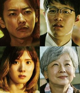 ヒトヨ詳しい納期他、ご注文時はお支払・送料・返品のページをご確認ください発売日2020/6/24関連キーワード：サトウタケルひとよ Blu-ray豪華版ヒトヨ ジャンル 邦画ドラマ全般 監督 白石和彌 出演 佐藤健鈴木亮平松岡茉優音尾琢真筒井真理子田中裕子どしゃぶりの雨降る夜に、タクシー会社を営む稲村家の母・こはるは、愛した夫を殺めた。それが三兄妹の幸せと信じて。そして、こはるは、15年後の再会を子どもたちに誓い、家を去った。時は流れ、現在。次男・雄二、長男・大樹、長女・園子の三兄妹は、事件の日から抱えたこころの傷を隠したまま、大人になった。抗うことのできなかった別れ道から、時間が止まってしまった家族。そんな一家に、母・こはるは帰ってくる。PG12PG12封入特典特典ディスク【DVD】特典ディスク内容メイキング／予告編集（超特報、特報、予告、劇場特別映像、テレビスポット（絆編・ドラマ編））／イベント映像集（ジャパンプレミア、東京国際映画祭レッドカーペット・サウンドバイツ、東京国際映画祭公式上映、公開記念舞台挨拶、ティーチインイベント）／公開直前特別番組（dtv、チャンネルNECO放送分）関連商品松岡茉優出演作品鈴木亮平出演作品佐藤健出演作品2019年公開の日本映画 種別 Blu-ray JAN 4943566311936 収録時間 123分 画面サイズ シネマスコープ カラー カラー 組枚数 2 製作年 2019 製作国 日本 音声 日本語DTS-HD Master Audio（5.1ch） 販売元 アミューズソフト登録日2020/02/06