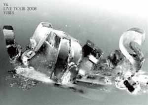ブイシックス ブイシックスライブツアー2008バイブス詳しい納期他、ご注文時はお支払・送料・返品のページをご確認ください発売日2021/2/17関連キーワード：ブルーレイ BDV6 LIVE TOUR 2008 VIBESブイシックスライブツアー2008バイブス ジャンル 音楽邦楽アイドル 監督 出演 V6男性6人で活動するジャニーズアイドルグループ”V6（ブイ・シックス）”。1995年にバレーボールワールドカップのイメージキャラクターとして結成され、同年11月にシングル「MUSIC FOR THE PEOPLE」でCDデビューを果たした。以後、レギュラー番組「学校へ行こう!」が若者を中心に人気を掴み取り、人気を確立。また「Darling」や「WAになっておどろう」などのヒット曲も連発させ、現在に至るまで安定した人気を保ち続けている。本作は、2008年夏に全国8ヶ所19公演、延べ20万人を動員した全国ツアー『VIBES』の模様を収録した映像作品。また、他2タイトルの過去ライブ映像作品もBlu-rayで同時リリースされる。関連商品V6映像作品 種別 Blu-ray JAN 4988064279975 収録時間 132分 カラー カラー 組枚数 1 音声 リニアPCM（ステレオ） 販売元 エイベックス・ミュージック・クリエイティヴ登録日2021/01/11