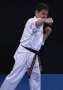 DVD発売日2019/7/20詳しい納期他、ご注文時はご利用案内・返品のページをご確認くださいジャンルスポーツ格闘技　監督出演羽山威行収録時間83分組枚数1商品説明FSA拳真館 秒速で習得する空手!グローブ!MMA!素手で顔面を叩くことによって知った本当に人を倒すことのできる空手。空手を再び地上最強の格闘技にするため、あらゆる技術に挑戦し続けてきた羽山威行館長が教えるFSA拳真館の技術。初公開される4つの基本動作では、体力向上と効率的な身体の動きが身に付き、さらに様々なルールに柔軟に応用することができる。商品スペック 種別 DVD JAN 4941125593014 カラー カラー 製作年 2019 製作国 日本 字幕 英語 音声 （ステレオ）　　　 販売元 クエスト登録日2019/05/08