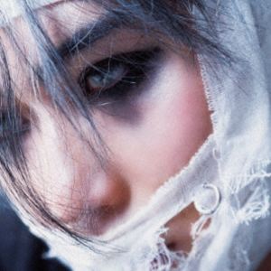 シックボーイ ドウケCD発売日2025/11/26詳しい納期他、ご注文時はご利用案内・返品のページをご確認くださいジャンル邦楽ラップ/ヒップホップ　アーティスト（sic）boy収録時間55分30秒組枚数1関連キーワード：アルバム商品説明（sic）boy / DOUKEドウケ（sic）boyが、現体制に一区切りをつけるフルアルバムをリリース！これまでの活動を総括しつつ、アーティストとしての進化を刻んだ、まさに集大成と呼ぶにふさわしい作品。収録楽曲は圧倒的なボリューム。2025年リリースされた「Take　Me　Home」や「blacknails」をはじめ、未発表の新曲も多数収録し、長きにわたる歩みを余すところなくパッケージ。現体制の締めくくりであると同時に、次なるフェーズへの期待を強く感じさせる一枚となっています。プロデューサー陣には、KM・Chaki　Zulu・uin・TIDOといった、これまで（sic）boyのサウンドを支えてきた豪華布陣を迎え、多彩かつ進化した音楽世界を展開。ヒップホップ、オルタナティブ、ロックを横断するサウンドスケープは、まさに現シーンの最前線を体現しています。ファンにとっては必携のアイテムであると同時に、新規リスナーにとっても“いま”の（sic）boyを知る決定盤です。　（C）RS封入特典トレーディングカード関連キーワード（sic）boy 収録曲目101.DOUKE(3:10)02.Life is nightmare(2:35)03.HIBANA(1:44)04.blacknails feat.MERI(2:40)05.Hello feat.SALU(3:43)06.DISTORTED世界(2:24)07.Take Me Home(3:33)08.疑心暗鬼(2:39)09.Last Smile(3:06)10.SAY GOODBYE feat.OMSB(2:55)11.lights on(1:49)12.Shaggy White(2:18)13.Chrome Hearts feat.vividboooy(2:55)14.色のない夜(4:04)15.Tsubasa(2:59)16.Dream(3:16)17.Drown （Intro）(0:12)18.Drown(3:16)19.Hide＆Seek(2:14)20.Angel!!(3:49)商品スペック 種別 CD JAN 4988031820056 製作年 2025 販売元 ユニバーサル ミュージック登録日2025/09/25