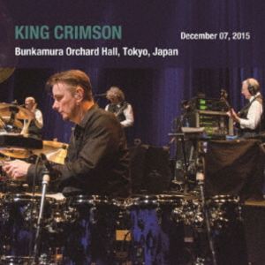キングクリムゾン キング クリムゾンニホンコウエンホカンシリーズ イン エスエイチエム シーディー 2015ネントウキョウコウエンヘンパート1 ショウ1 2015ネン12ガツナノカ ゲツ トウキョウ ブンカムラ オーチャードホールCD発売日2025/12/17詳しい納期他、ご注文時はご利用案内・返品のページをご確認くださいジャンル洋楽ロック　アーティストキング・クリムゾン収録時間組枚数2関連キーワード：POCS-2015/6 POCS-2015/6 King Crimson KingCrimson キングクリムゾン live ライブ ライブCD ライブアルバム アルバム商品説明キング・クリムゾン / キング・クリムゾン日本公演補完シリーズ in SHM-CD 2015年東京公演編パート1 Show1 2015年12月7日（月）東京・Bunkamura オーチャードホール（SHM-CD）キング クリムゾンニホンコウエンホカンシリーズ イン エスエイチエム シーディー 2015ネントウキョウコウエンヘンパート1 ショウ1 2015ネン12ガツナノカ ゲツ トウキョウ ブンカムラ オーチャードホール2015年ツアー初日公演は初日ならではの緊張感あふれるパフォーマンスがスリリング！2014年に活動を再開したミレニアム・キング・クリムゾン、活動2年目の2015年12月に行われたジャパン・ツアー全10公演を3期に分け発売。その第1回は12月7日、8日、9日渋谷オーチャードホール公演。本作はジャパン・ツアー初日12月7日公演。3ドラム体制を確立しクリムゾン史上最高レベルの演奏力を誇り、70年代クリムゾンの多数の名曲をセットリストに惜しみなく盛り込んだ圧巻のステージは大きな話題となり、以降2018年、2020年のツアーへと繋がっていった。ツアー初日に当たる本作には開演前の日本語による注意事項のアナウンス、ロバート・フリップおよびメンバーによる英語版注意事項のアナウンスも収録している。最初の公演ならではの緊迫感あふれるパフォーマンスはスリリングな魅力に溢れている。　（C）RS世界初CD化／日本独自企画／日本先行発売／輸出不可／SHM-CD／E式見開き紙ジャケット／同時発売BOX商品はPOCS-9226関連キーワードキング・クリムゾン 収録曲目101.アナウンスメント （日本語・英語）02.入場：モンク・モーフ・ミュージック・オブ・ザ・チェンバー03.太陽と戦慄 パートI04.冷たい街の情景05.エピタフ（墓碑銘）06.ラディカル・アクション07.メルトダウン08.ラディカル・アクションII09.レヴェル・ファイヴ10.平和11.ザ・ヘル・ハウンド・オブ・クリム12.ザ・コンストラクション・オブ・ライト201.ザ・レターズ02.バンシー・レッグス・ベル・ハッスル03.イージー・マネー04.ザ・トーキング・ドラム05.太陽と戦慄 パートII06.スターレス07.デヴィル・ドッグス・オブ・テッセレーション・ロウ08.クリムゾン・キングの宮殿09.21世紀のスキッツォイド・マン関連商品キング・クリムゾン CD商品スペック 種別 CD JAN 4988031822203 製作年 2025 販売元 ユニバーサル ミュージック登録日2025/10/10