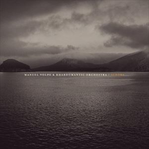 ボルプ マニュエル ラブドマンティックオーケストラ アルボーレCD発売日2016/4/9詳しい納期他、ご注文時はご利用案内・返品のページをご確認くださいジャンルジャズ・フュージョン海外ジャズ　アーティストマニュエル・ヴォルプ＆ラブドマンティック・オーケストラ収録時間40分03秒組枚数1商品説明マニュエル・ヴォルプ＆ラブドマンティック・オーケストラ / アルボーレアルボーレ1988年生まれの若きイタリアの鬼才ジャズ・コンポーザー、マニュエル・ヴォルプとトリノを拠点に活動する熟練ミュージシャンたちの集合体ラブドマンティック・オーケストラによる、ファラオ・サンダースのスピリチュアルな精神から、晩年のジョン・ルーリー、そしてロイド・ミラーのエスニック／オリエンタルなムードまでを取り込んだ、スピリチュアル・ジャズの意欲作！　（C）RS輸入盤国内仕様※こちらの商品はインディーズ盤にて流通量が少なく、手配できなくなる事がございます。欠品の場合は分かり次第ご連絡致しますので、予めご了承下さい。関連キーワードマニュエル・ヴォルプ＆ラブドマンティック・オーケストラ 収録曲目101.Albore(6:01)02.Atlante(4:03)03.Basrah(4:30)04.Nostril(4:00)05.Maatkara(3:55)06.Betel(1:12)07.Rhabdomancy(4:18)08.Reveal(4:40)09.Whorf(3:08)10.Wheat Field(4:09)商品スペック 種別 CD JAN 4526180374220 製作年 2016 販売元 ウルトラ・ヴァイヴ登録日2016/03/28