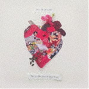 バルビエリ ジョー イトオシキキオクCD発売日2021/4/21詳しい納期他、ご注文時はご利用案内・返品のページをご確認くださいジャンルジャズ・フュージョン海外ジャズ　アーティストジョー・バルビエリ（vo、g、org、el-p、perc）ピエトロ・ルッス（p、rhodes）ルカ・ブルガレッリ（b）オンダ・ヌエベ弦楽四重奏団コッリ・モレニチ・オーケストラファブリッツィオ・ボッソ（tp）ダヴァブジクラリネット四重奏団収録時間40分24秒組枚数1商品説明ジョー・バルビエリ（vo、g、org、el-p、perc） / 愛おしき記憶イトオシキキオク2020年はBS−TBSの人気番組『あなたの知らないイタリアで』にも出演し、大きな反響を集めたジョー・バルビエリ。ビリー・ホリデイに捧げたクワイエット・ジャズ・サウンド作『ディア・ビリー』から、2年ぶりの最新オリジナル・アルバムがリリース決定。コロナ禍で自分の人生を見つめなおした結果、ここ数年のジャズに特化した音から、かつての名作『素直な気持ちで』、『夢のような家で、君と』や『静かに、息をするように』のような音に回帰した温かなイタリアン・シネマ調サウンドはこのうえなく甘美。前作にも参加したイタリアン・ジャズ・シーンの実力者であるピエートロ・ルッス（p）、ルーカ・ブルガレッリ（b）、さらにゲストとしてファブリッツィオ・ボッソ（tp）他も参加。弦楽器とソフトな木管楽器は、名門コッリ・モレンシ・オーケストラ、シャズ〜クラシックを横断するオンダ・ヌエベ弦楽五重奏団、ダバブッジ・クラリネット五重奏団といった、イタリアの粋を極めつくした楽団が曲ごとに彩りを加える。　（C）RS封入特典解説付関連キーワードジョー・バルビエリ（vo、g、org、el-p、perc） ピエトロ・ルッス（p、rhodes） ルカ・ブルガレッリ（b） オンダ・ヌエベ弦楽四重奏団 コッリ・モレニチ・オーケストラ ファブリッツィオ・ボッソ（tp） ダヴァブジクラリネット四重奏団 収録曲目101.正しい方向 feat.ファブリッツィオ・ボッソ(3:46)02.覚え書き feat.マウロ・オットリーニ(3:39)03.天気予報(3:59)04.大したことじゃない feat.ジャキス・モレレンバウム(4:22)05.僕らは幸福なナポリの下層民(2:56)06.ナポリを見て歌え feat.アルベルト・マルシコ(3:43)07.君にゆだねるよ feat.カルメン・コンソリ(4:13)08.最後に(3:49)09.君・僕・明日 feat.ファブリッツィオ・ボッソ、ルーカ・ブルガレッリ、セルジョ・カンマリエーレ、ト(3:08)10.マニフェスト feat.ダヴァブジ クラリネット四重奏団(3:54)11.君が笑う間に(2:52)商品スペック 種別 CD JAN 4562469601229 製作年 2021 販売元 コロムビア・マーケティング登録日2021/02/16