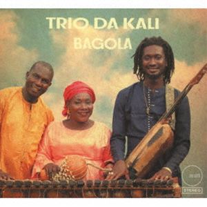 トリオダカリ バゴラCD発売日2025/6/8詳しい納期他、ご注文時はご利用案内・返品のページをご確認くださいジャンル洋楽アフリカ　アーティストトリオ・ダ・カリ収録時間44分54秒組枚数1関連キーワード：アルバム商品説明トリオ・ダ・カリ / バゴラバゴラ西アフリカの伝統音楽を次世代の感性で再創造するグループ、トリオ・ダ・カリ。2013年、アガ・カーン音楽プログラム（＝イスラーム世界を中心とした伝統音楽の保存・継承・発展を目的に設立された文化事業）の支援を受けて結成され、いずれもグリオーの名家に生まれた3人の音楽家で構成されています。オリジナル・トリオ編成で制作された初のフル・スタジオ・アルバムとなった本作ではストリングスとの共演を離れ、トリオ本来の編成による親密かつダイナミックなアンサンブルに焦点が置かれています。ラッサナのバラフォンはリズム、旋律、装飾音を自在に行き来しながら、楽曲全体の骨格を鮮やかに描き出します。その上を漂うハワの歌声は、父譲りの情感豊かなフレージングと、自身の人生から滲み出る深みをたたえており、魂の奥に届くような強さを感じさせます。さらにマドゥの奏でるンゴーニ・バ（ンゴーニ・ベース）は、重層的な響きとともに楽曲に深みと推進力を加え、さらに自身のヴォーカルによって豊かなハーモニーも生み出しています。楽曲面でも聴きどころが満載です。　（C）RS同時発売アナログはINR-62012※こちらの商品はインディーズ盤にて流通量が少なく、手配できなくなる事がございます。欠品の場合は分かり次第ご連絡致しますので、予めご了承下さい。関連キーワードトリオ・ダ・カリ 収録曲目101.説得力ある女(3:35)02.運命(4:07)03.夫の家での結婚生活(3:51)04.遊ぼう(3:19)05.金採掘(4:50)06.婚礼の白いヴェール(3:10)07.ライオン(4:13)08.ナナ・トリバン(3:58)09.ファコリ・ドゥンビア(4:34)10.忍耐と敬意(4:07)11.子の母(5:07)商品スペック 種別 CD JAN 4582136084247 製作年 2025 販売元 メタ カンパニー登録日2025/05/12