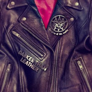 ナイツ・オブ・ザ・レルム / ダーカー・ザン・レザー（数量限定盤） [CD]