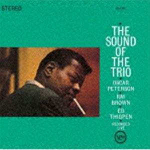 オスカーピーターソントリオ ザ サウンド オブ ザ トリオCD発売日2023/9/20詳しい納期他、ご注文時はご利用案内・返品のページをご確認くださいジャンルジャズ・フュージョン海外ジャズ　アーティストジ・オスカー・ピーターソン・トリオオスカー・ピーターソン（p）レイ・ブラウン（b）エド・シグペン（ds）収録時間42分33秒組枚数1商品説明ジ・オスカー・ピーターソン・トリオ / ザ・サウンド・オブ・ザ・トリオ（SHM-CD）ザ サウンド オブ ザ トリオシカゴのクラブ、ロンドン・ハウスにおける有名なトリオ・セッションの中で、傑作『ザ・トリオ』と並ぶ名演集。11分に渡る冒頭の「トリクロティズム」からパワー炸裂。いきなりオスカー・ピーターソンとレイ・ブラウンが至芸を見せつけていく。鍵盤をフルにかき鳴らす「オン・グリーン・ドルフィン・ストリート」もドラマティック。　（C）RSSHM-CD／録音年：1961年7月28日、29日／収録場所：シカゴ、ロンドン・ハウス／旧品番：UCCV-9592封入特典解説付関連キーワードジ・オスカー・ピーターソン・トリオ オスカー・ピーターソン（p） レイ・ブラウン（b） エド・シグペン（ds） 収録曲目101.トリクロティズム(11:11)02.オン・グリーン・ドルフィン・ストリート(8:55)03.サグズ・ダンス(5:43)04.イル・ウィンド(5:36)05.カドタズ・ブルース(11:06)関連商品ジャズ百貨店 PIANO編商品スペック 種別 CD JAN 4988031581292 製作年 2023 販売元 ユニバーサル ミュージック登録日2023/06/12