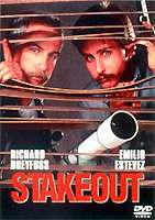 DVD発売日2006/4/19詳しい納期他、ご注文時はご利用案内・返品のページをご確認くださいジャンル洋画コメディ　監督ジョン・バダム出演リチャード・ドレイファスエミリオ・エステベスマデリーン・ストー収録時間組枚数1商品説明張り込み｢サタデー・ナイト・フィーバー｣のジョン・バダム監督が放つ、スリルと笑いの痛快刑事アクション。漫才コンビのような刑事2人が、凶悪犯の恋人の家に”張り込み”を行うも、その恋人に心惹かれていくという物語。主役のクリス役には、｢グッバイガール｣のリチャード・ドレイファスが扮し、エキゾチックな美女、マデリーン・ストーを相手にコミカルな味を見せている。脱獄した凶悪犯を捕まえるため、その恋人の家の”張り込み”を命じられた刑事クリスとビル。”何も起きない”仕事に嫌気がさしたのも束の間、彼女の脱衣シーンの覗き見という｢役得｣もあり、｢この仕事、まんざらでもないぜ。｣と望遠鏡を奪い合う始末。いつしかクリスは彼女に恋心を抱き、刑事と犯人の恋人とのスリリングな恋愛劇が始まるのだった・・・。封入特典ピクチャー・ディスク関連商品80年代洋画商品スペック 種別 DVD JAN 4959241931450 画面サイズ ビスタ カラー カラー 製作年 1988 製作国 アメリカ 字幕 日本語 英語 音声 英語DD（5.1ch）　　　 販売元 ウォルト・ディズニー・ジャパン登録日2006/03/01