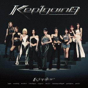 ケプラー ケプワンゴーイングCD発売日2024/5/8詳しい納期他、ご注文時はご利用案内・返品のページをご確認くださいジャンル洋楽アジアンポップス　アーティストKep1er収録時間47分38秒組枚数1関連キーワード：アルバム商品説明Kep1er / Kep1going（通常盤）ケプワンゴーイングKep1erは韓国のオーディション番組から誕生した9人組グローバルガールズグループ。Japan　1st　Albumは、日本でリリースした3枚のシングル‘FLY’シリーズを通して出会ったKep1erとKep1ian（Kep1erファンの呼称）がこれからも一緒に夢に向かって走り続ける！という思いがアルバムタイトルに込められている。アルバムに収録されるのは、日本タイトル曲「Wing　Wing」「I　do！　Do　you？」「Grand　Prix」をはじめ、2022年9月に日本デビューしてから今まで日本でリリースされた楽曲等が収録。　（C）RS韓国のオーディション番組「Girls Planet 999：少女祭典」から誕生した9人組グローバルガールズグループ”Kep1er（ケプラー）”。応募総数1万3千名の中からグローバル視聴者投票によって、ユジン、シャオティン、マシロ、チェヒョン、ダヨン、ヒカル、ヒュニンバヒエ、ヨンウン、イェソの9名が選ばれ結成。2022年1月にミニアルバム「FIRST IMPACT」で韓国デビュー。タイトル曲「WA DA DA」が世界的ヒットとなり、MUSIC VIDEOは公開からわずか3か月で1億回再生を突破。日本でもストリーミング総再生回数が1億回を突破し、日本レコード協会からもプラチナ認定された。9月にはシングルで日本デビュー。本作は、待望の日本1stアルバム。日本でリリースした3枚のシングル‘FLY’シリーズを通して出会ったKep1erとKep1ian(Kep1erファンの呼称)がこれからも一緒に夢に向かって走り続ける！という思いがアルバムタイトルに込められている。収録されるのは、日本タイトル曲「Wing Wing」「I do! Do you?」「Grand Prix」をはじめ、2022年9月に日本デビューしてから今まで日本でリリースされた全15曲が収録。さらにアルバムタイトル曲となる新曲「STRAIGHT LINE」など、日本オリジナルとなる新曲計5曲が収録予定。通常盤／同時発売初回生産限定盤はBVCL-1390（A）、BVCL-1392（B）、完全生産限定盤はBVCL-1394（YUJIN）、BVCL-1395（XIAOTING）、BVCL-1396（MASHIRO）、BVCL-1397（CHAEHYUN）、BVCL-1398（DAYEON）、BVCL-1399（HIKARU）、BVCL-1400（HUENING BAHIYYIH）、BVCL-1401（YOUNGEUN）、BVCL-1402（YESEO）封入特典ランダムピクチャーレーベル（全9種）／通常ver.ランダムフォトカード2枚（全18種）／モノクロフォトランダム1枚（全3種）／シリアルナンバー入りチラシ（以上4点、初回生産分のみ特典）関連キーワードKep1er 収録曲目101.Straight Line(2:45)02.Grand Prix(3:07)03.We Fresh （Japanese ver.）(3:17)04.Up! （Japanese ver.）(3:13)05.WA DA DA （Japanese ver.）(3:04)06.MVSK （Japanese ver.）(3:11)07.Giddy （Japanese ver.）(3:06)08.Galileo （Japanese ver.）(3:09)09.Wing Wing(3:16)10.I do! Do you?(3:36)11.Sugar(2:34)12.Don’t Lose Your Smile(3:27)13.WA DA DA （Japanese ver.） 〜IMLAY Remix〜(3:17)14.Daisy(2:57)15.tOgether fOrever(3:32)▼お買い得キャンペーン開催中！対象商品はコチラ！商品スペック 種別 CD JAN 4547366671452 製作年 2024 販売元 ソニー・ミュージックソリューションズ登録日2024/02/15