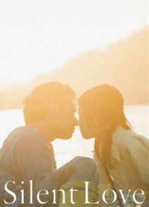 サイレントラブBlu-ray発売日2024/7/19詳しい納期他、ご注文時はご利用案内・返品のページをご確認くださいジャンル邦画ラブストーリー　監督内田英治出演山田涼介浜辺美波野村周平吉村界人SWAY収録時間116分組枚数2関連キーワード：ブルーレイ ヤマダリョウスケ商品説明サイレントラブ Blu-rayコレクターズ・エディションサイレントラブ声を捨て、毎日をただ生きているだけの蒼。ある日、不慮の事故で視力を失い絶望の中でもがく音大生・美夏と出会う。何があってもピアニストになるという夢を諦めない美夏に心を奪われた蒼は、彼女をすべてから守ろうとする。だが、美夏に想いを伝える方法は、そっと触れる人差し指とガムランボールの音色だけ。蒼の不器用すぎる優しさが、ようやく美夏の傷ついた心に届き始めた時、運命がふたりを飲み込んでいく—。2024年1月より公開された映画”『サイレントラブ』”。「ミッドナイトスワン」の内田英治監督による最新作で、ピアノとガムランボールの音色に導かれ、声を捨てた青年と、光を失った音大生の密やかな情熱が交差する、世界でいちばん静かなラブストーリー。主人公の声を捨てた青年・蒼を演じるのは今回がラブストーリー映画初主演となる山田涼介。光を失った音大生・美夏を浜辺美波が演じる。そして、内田監督が熱望し念願成就した久石譲が、本作のためにオリジナル楽曲を手掛けた。本作は、DVD＆Blu-ray。本編116分に加え特典映像も収録。封入特典アウタースリーブ／ポストカードセット（以上2点、初回生産分のみ特典）／特典ディスク【DVD】特典映像予告編集特典ディスク内容メイキング／イベント集（東京タワー点灯式・完成披露試写会・公開直前イベント・公開記念舞台挨拶＜東京＞1回目、2回目・公開記念舞台挨拶＜大阪＞・タイ映画祭・大ヒット御礼舞台挨拶1回目、2回目）／公開記念特番関連商品2024年公開の日本映画浜辺美波出演作品商品スペック 種別 Blu-ray JAN 4589921417471 画面サイズ シネマスコープ カラー カラー 製作年 2024 製作国 日本 字幕 バリアフリー日本語 音声 日本語DTS-HD Master Audio（5.1ch）　バリアフリー日本語音声ガイドDTS-HD Master Audio（ステレオ）　　 販売元 ギャガ登録日2024/04/19