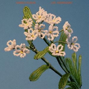 リファンデ サンゴ アルバムCD発売日2024/10/2詳しい納期他、ご注文時はご利用案内・返品のページをご確認くださいジャンル邦楽J-POP　アーティストリ・ファンデ収録時間組枚数1商品説明リ・ファンデ / SANGO ALBUMサンゴ アルバム2017年にLee＆Small　Mountains名義で曽我部恵一監修によるアルバム『カーテン・ナイツ』でデビュー。ソウルをベースとしながら清涼感のあるポップ・ミュージックを作り続けてきたリ・ファンデが約3年ぶりのアルバムをリリース。今回は全編にわたりアナログのリズムボックスをフィーチャーしたベッドルーム・ポップ。24年2月にリリースされた「君とよくいて」をはじめ、制作の初期段階から参加したベースのTomoko　（SaToA）　とのコラボレーションから生まれた楽曲は、聴き手の日常に溶け込むような親密な手触りを感じさせる。一方、川辺素とのデュエットによる「靴の間に」、Negiccoのボーカルをフィーチャーした「straw　steps」、そしてThe　Wisely　Brothers、Peggy−O、Wanna−Gonna、烏兎、砂の壁のシンガーや、むらかみなぎさらがコーラスで参加した「原色」「それより影」など、リ・ファンデがライブや楽曲提供などで交流を深めてきたアーティストが参加したチューンも収録。　（C）RS紙ジャケット※こちらの商品はインディーズ盤にて流通量が少なく、手配できなくなる事がございます。欠品の場合は分かり次第ご連絡致しますので、予めご了承下さい。関連キーワードリ・ファンデ 収録曲目101.原色02.spoon trip03.浮き雲04.肩踊り05.マンボーの恋人06.謎07.straw steps （feat. Negicco）08.靴の間に （feat. 川辺素）09.skeleton beach10.君とよくいて （Light blue mix）11.i feel like you12.それより影13.ソファをたって商品スペック 種別 CD JAN 4522197153537 製作年 2024 販売元 PCI MUSIC登録日2024/08/15