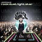 ROCK DUST LIGHT STARCD発売日2010/11/1詳しい納期他、ご注文時はご利用案内・返品のページをご確認くださいジャンル洋楽クラブ/テクノ　アーティストジャミロクワイJAMIROQUAI収録時間組枚数商品説明JAMIROQUAI / ROCK DUST LIGHT STARジャミロクワイ / ロック・ダスト・ライト・スター5年振り7作目となるスタジオ・アルバム!全世界において2500万枚のセールス、20曲のシングルヒットを誇るイギリスを代表するジャズ・ファンク・ユニット、Jamiroquaiが遂にシーンに帰還!作業の殆どはバッキンガムシャー州にあるJay Kayのホーム・スタジオで行われたが、オックスフォードシャー州にある伝説のHook End Manorも使用。アルバム収録曲の全てはJay Kayとバンド・メンバーによる作品。プロデュースはJay Kayと初コラボとなるCharlie Russell、Brad Spenceの2人を加えた3人。収録内容1. Rock Dust Light Star2. White Knuckle Ride3. Smoke and Mirrors4. All Good In The Hood5. Hurtin’6. Blue Skies7. Lifeline8. She’s A Fast Persuader9. Two Completely Different Things10. Goodbye To My Dancer11. Never Gonna Be Another12. Hey Floyd関連キーワードジャミロクワイ JAMIROQUAI 関連商品ジャミロクワイ CD商品スペック 種別 CD 【輸入盤】 JAN 0602527470542登録日2012/02/08