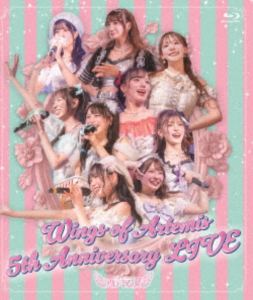 アルテミスノツバサ ウィングスオブアルテミスフィフスアニバーサリーライブBlu-ray発売日2026/1/1詳しい納期他、ご注文時はご利用案内・返品のページをご確認くださいジャンル音楽Jポップ　監督出演アルテミスの翼収録時間84分組枚数1関連キーワード：5thアニバーサリーワンマンライブ 5thアニバーサリー ワンマンライブ 5周年ライブ 5周年 live ライブ ライブBlu-ray ライブBD ライブブルーレイ アルツバ ブルーレイ商品説明アルテミスの翼／Wings of Artemis 5th Anniversary LIVEウィングスオブアルテミスフィフスアニバーサリーライブ2025年10月13日（月）に品川ステラボールにて行われた“アルテミスの翼”の5th Anniversary ONEMAN LIVEを映像化!収録内容Lock On !!!／PROUD of／星屑アクション／ちゅき...ちゅ!／Q：cute?／恋ショ!!!!!!／Bring it on!／ENJOY US／星ノ唄／最終ゼンヤ／ジャンヌ・ダルク／■■メタモ■■／天才■バズりーフェイス／ライラック宣言／はにはにとらっぷ!／サイノーカイカー!／Brave heart／わがまま☆契約書（EN）特典映像特典映像商品スペック 種別 Blu-ray JAN 4562350609709 製作国 日本 販売元 コロムビア・マーケティング登録日2025/10/15