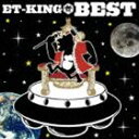 ET-KING BESTCD発売日2014/1/15詳しい納期他、ご注文時はご利用案内・返品のページをご確認くださいジャンル邦楽J-POP　アーティストET-KING収録時間152分53秒組枚数2商品説明ET-KING / ET-KING BEST（通常盤）ET-KING BESTヴォーカル5人にDJ、総合司会の7人からなる音楽ユニット“ET-KING”。1999年に結成され、大阪通天閣の近隣の大国町を拠点に活動。2006年にシングル「ドーナッツ／夏大盛り」でメジャーデビューを果たす。レゲエやHIPHOP、演歌などといった幅広いジャンルを取り入れたサウンドで独特の世界観を展開。ストレートで力強いメッセージを武器に若者を中心に人気を誇る。本作は、15年間の歴史が詰まったこれまでの集大成となる、初のベストアルバムである。大ヒット曲「愛しい人へ」などが収録され、愛と勇気と元気を与え続けてきた彼らの渾身の1枚。通常盤／オリジナル発売日：2014年1月15日／同時発売初回限定商品はUPCH-9909封入特典全国ツアー・チケット先行予約チラシ封入（初回生産分のみ特典）関連キーワードET-KING 収録曲目101.纒(4:51)02.共鳴(4:19)03.ドーナッツ(3:57)04.男は気持ちを伝えたい(5:18)05.愛しい人へ(4:57)06.凸凹（デコボコ）(4:38)07.男の主題歌(4:25)08.君想う花(5:02)09.mother(5:17)10.ただいまおかえり(4:36)11.サクラサク(4:55)12.情熱のランナー(4:58)13.うまい!お弁当(4:05)14.夏大盛り(5:13)15.キラッ☆サマー(6:14)16.7ドアーズ・バス(4:12)201.Beautiful Life(5:39)02.今(4:06)03.PRIDE 〜君がくれたもの〜(4:20)04.はじまりの言葉 feat.千秋(5:52)05.ふたりの歌(5:42)06.約束(5:40)07.寿(5:14)08.新恋愛(5:10)09.泣いて笑え!(4:25)10.あのときのままで(5:19)11.巡り合いの中で(4:51)12.さよならまたな(5:03)13.晴レルヤ(4:43)14.ギフト(4:18)15.陽あたり良好(5:21)▼お買い得キャンペーン開催中！対象商品はコチラ！関連商品CD・DVD・Blu-ray ホットキャンペーンET-KING CD商品スペック 種別 CD JAN 4988005801791 製作年 2013 販売元 ユニバーサル ミュージック登録日2013/11/14