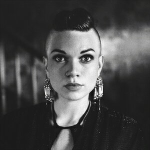 FOREVER AND THEN SOMECD発売日2017/4/14詳しい納期他、ご注文時はご利用案内・返品のページをご確認くださいジャンル洋楽ロック　アーティストリリー・メイLILLIE MAE収録時間組枚数商品説明LILLIE MAE / FOREVER AND THEN SOMEリリー・メイ / フォーエヴァー・アンド・ゼン・サムアメリカーナ・シーンの若く美しい、新星ストーリーテラー、リリー・メイ。ジャック・ホワイト・プロデュースとなるTHIRD MAN移籍第一弾アルバム『FOREVER AND THEN SOME』完成!彼女の生い立ちと、音楽一筋の人生から生まれた、彼女にしか出せないサウンド——カントリーやフォーク、ブルースの土壌から生まれ育った、ポップなアメリカーナが詰め込まれている。さらに、リリー・メイが持ち前のエネルギッシュさと意志の強さで、そのスタイルを新たな方向や形に進化させようとしているのも聴いてとれる。アメリカン・ミュージックのあらゆる要素を詰め込み、新しい時代のアメリカン・ルーツ・ミュージックとも呼べる音楽を作り出している。収録内容1. Over the Hill and Through the Woods2. Honky Tonks and Taverns3. Wash Me Clean4. Loaner5. Honest and True6. These Daze7. Forever and Then Some8. Nearing Home9. To Go Wrong10. Some Fine Day11. Dance to the Beat of My Own Drum関連キーワードリリー・メイ LILLIE MAE 商品スペック 種別 CD 【輸入盤】 JAN 0813547023957登録日2017/03/22