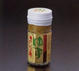 ■配送温度帯：冷凍／冷蔵／常温 保存方法　冷蔵 85g入り 原材料　青唐辛子・柚子皮・食塩九州北部の名産の香辛料 こしょうは九州ではとうからしの別名 うどん・そば・味噌汁・鍋物・おでんなどの からしとして用います