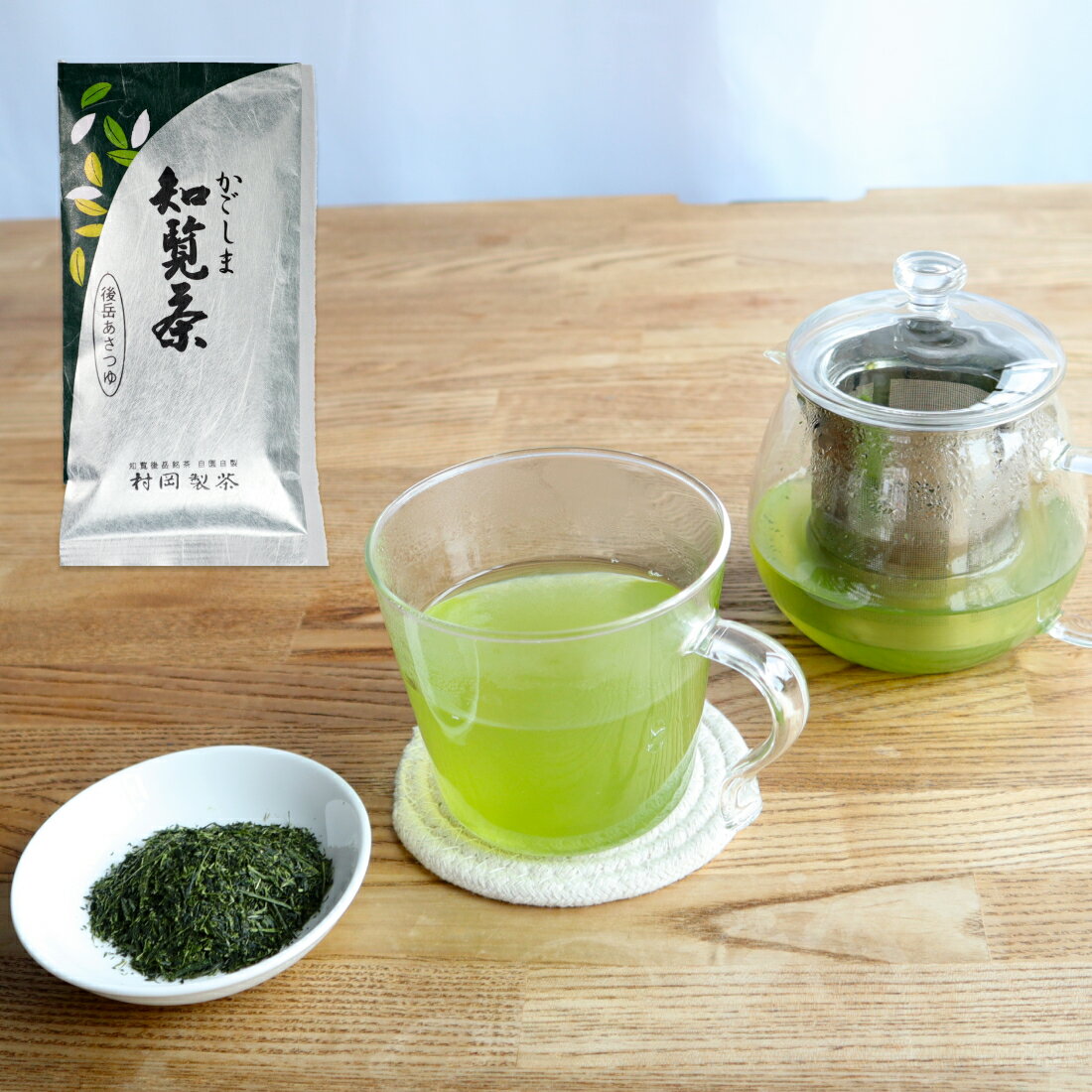 商品情報名称 緑茶（鹿児島県産）内容量100g>販売者株式会社オービジョン鹿児島県鹿児島市宇宿1−27−1【2024年の新茶】 4/23以降に順次発送予定です！ 【日本茶AWARD2022 審査員奨励賞受賞】 生産量が限られており、流通される量も少なくとても希少なため、 『幻のお茶』と言われる知覧の後岳（うしろだけ）産あさつゆ。 天然玉露と言われるほど濃厚でまろやか、 渋みと苦みが少なく、まろやかで豊かな甘味が特徴です。 高温のお湯で淹れても渋み苦味が出にくく 失敗が少ないので、来客時にも最適です。 後岳地区はお茶づくりに適した山間冷涼な気候で霧の多く発生する地域。 その霧が天然の覆いの役割を果たし、 甘みのある上質なお茶になります。 なかなかお目にかかれない『幻のお茶』 皆さんもぜひお試しください。 【味】まろやかで苦渋味が少なく、すっきりとした甘み、濃い緑色の水色が特徴のお茶です。 【栽培・生産のこだわり】お茶作り適した山間冷涼な気候の中、先祖代々受け継がれた製法を守りじっくりと丁寧に育てています。 【産地の特徴】知覧茶発祥の地、後岳産 【品種の特徴】あさつゆ《シングルオリジン》 【保存方法など】高温・多湿を避け移り香にご注意ください。 【単品重量】1袋　100g 2