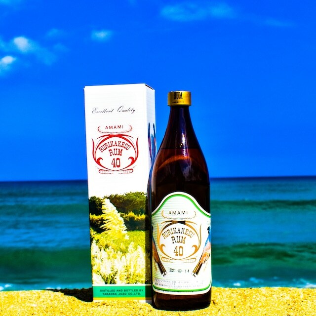 【送料無料】ルリカケス 奄美産ラム 40度 900ml 黒糖焼酎 ラム酒 徳之島 高岡醸造 国産 焼酎 お酒 酒 アルコール 鹿児島県産 鹿児島 鹿児島県 奄美 徳之島 ご当地 ギフト ゴールドラム酒 贈物 誕生日 還暦 還暦祝い 内祝い お返し 御歳暮 お歳暮 ギフト プレゼントのサムネイル
