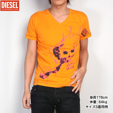 【サイズS】ディーゼル DIESEL メンズ Vネック Tシャツ 半袖 スカルプリント 00CE1L-00DFM-353 (R8423) オレンジ