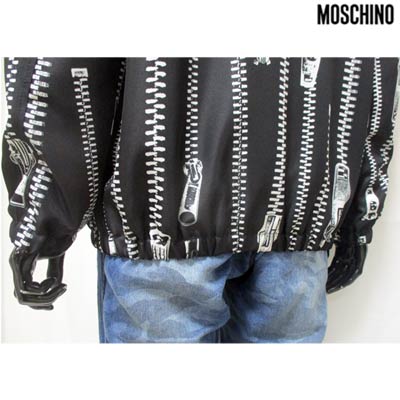 お歳暮 モスキーノ Moschino メンズ トップス パーカー フーディー ロゴ 2color ユニセックス可 総柄zip柄ジップアップパーカー 黒 黄色 0619 50 1555 1031 R 02s 年春夏新作 送料無料 Smtb Tk 国内最安値 Www Linkschool Co Uk