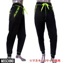 モスキーノ MOSCHINO メンズ パンツ ボトムス スウェットパンツ ロゴ 蛍光 セットアップ着用可(トップス別売り) ポケット部分斜めラインロゴ/バックポケットMOSCHINOロゴ入りスウェットパンツ 黒 A4319 8108 555 (R32600) 02S 2020年春夏新作【送料無料】 【smtb-TK】