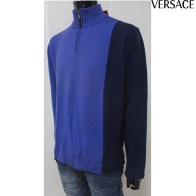 ヴェルサーチ VERSACE メンズ トップス ニット セーター ロゴ ジップロゴ・裾部分VERSACEロゴプレート付ハーフジップニット パープル系 ネイビー 紺 紫 JUCLZL 6U106 438 (R34800) 03A【送料無料】 【smtb-TK】