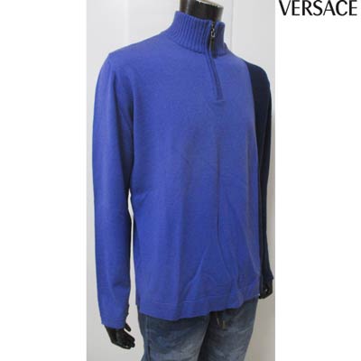 ヴェルサーチ VERSACE メンズ トップス ニット セーター ロゴ ジップロゴ・裾部分VERSACEロゴプレート付ハーフジップニット パープル系 ネイビー 紺 紫 JUCLZL 6U106 438 (R34800) 03A【送料無料】 【smtb-TK】