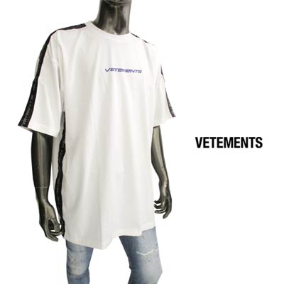 ヴェトモン VETEMENTS メンズ Tシャツ 半袖 トップス 2color フロント/バックネック/サイド部分VETEMENTSロゴ入りTシャツ ホワイト/ブラック UA52TR430W WHITE / UA52TR430B BLACK (R64900) 122 秋冬【送料無料】 【smtb-TK】