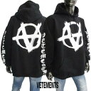 ヴェトモン VETEMENTS メンズ トップス パーカー フーディー ロゴ スリーブ部分テクストゥーラフォントデザイン・Reverseアナーキーロゴ付パーカー ブラック UE52TR460B BLACK WHITE (R126500) 221 春夏新作【送料無料】 【smtb-TK】