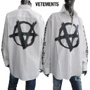 ヴェトモン VETEMENTS メンズ トップス シャツ 長袖 ロゴ ペインティング逆さアナーキーロゴ・スリーブ部分ランゲージロゴオーバーサイズシャツ ホワイト...