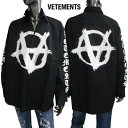 ヴェトモン VETEMENTS メンズ トップス シャツ カジュアルシャツ 長袖 ロゴ フロント/バックホワイト逆アナーキーロゴ 両スリーブ部分ロゴ ブラック ...